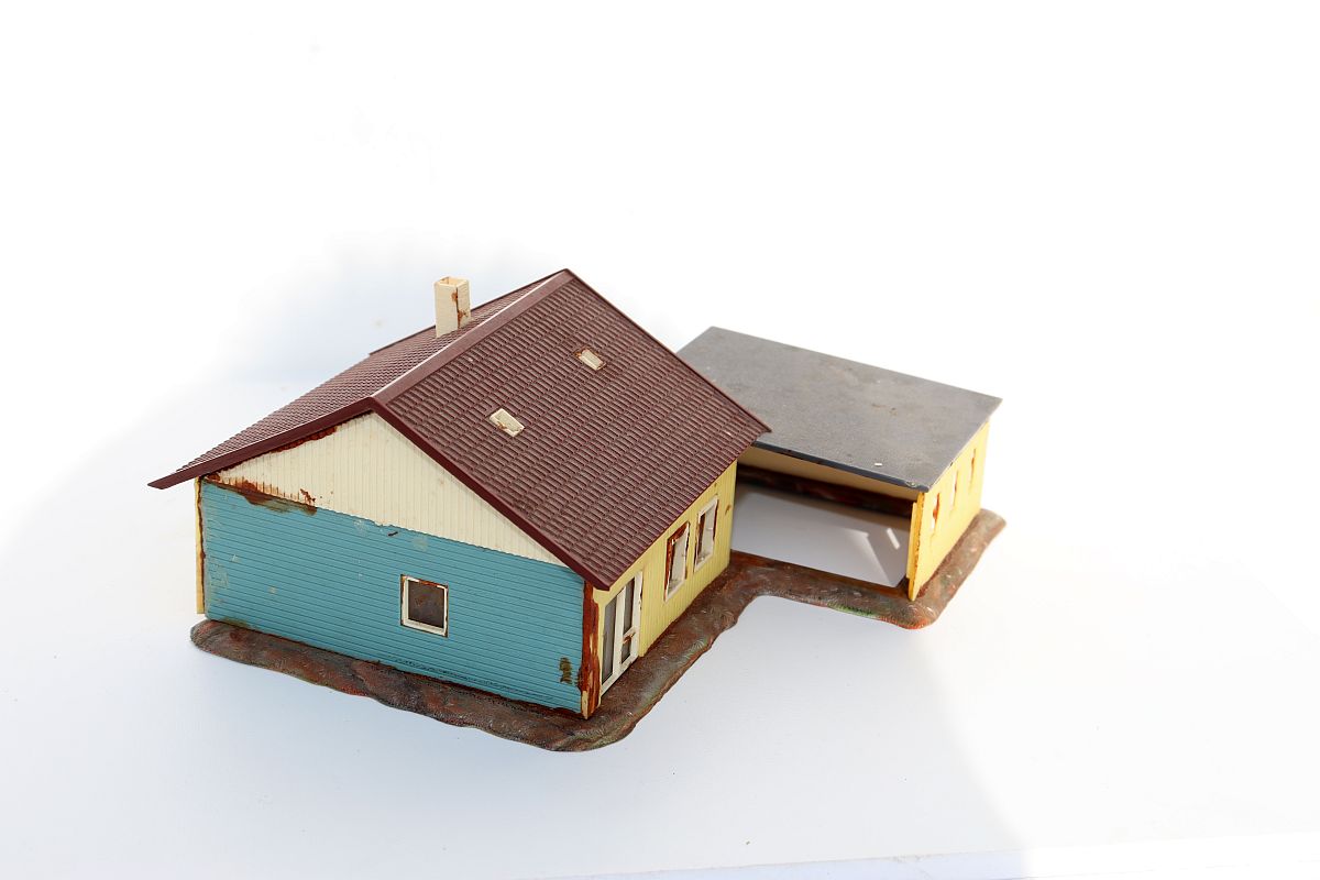 Model SW20028, detached house with garage, H0 gauge, (already assembled from kit), 