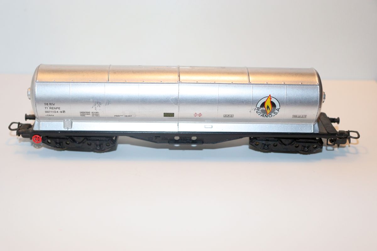Elektrotrain SW22084, vierachsiger Tankwagen, silber, Butano_S.A