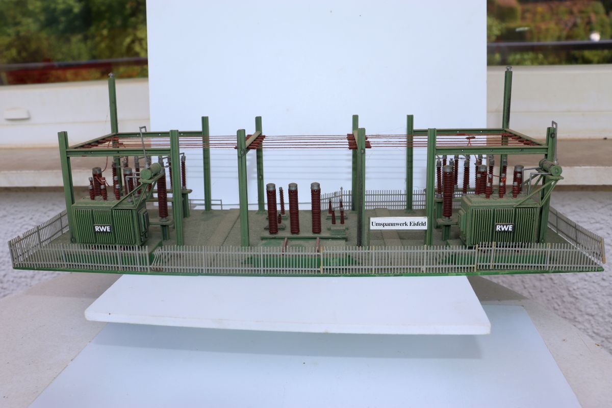 Model kit SW21971, Pola 618, Eisfeld Substation, green, for H0 scale, length approx. 39 cm, width approx. 14 cm, 