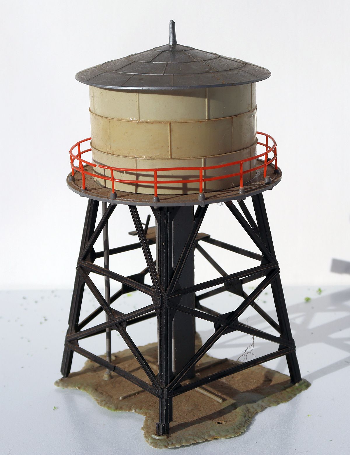 Modelling SW19981, water tower, (already assembled from kit), for H0 gauge,