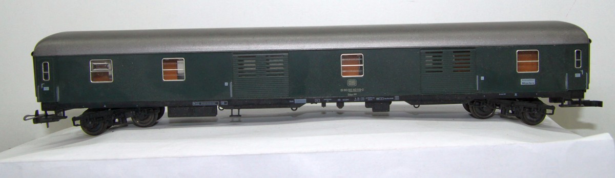 Röwa H0 3116 Gepäckwagen mit Aufschrift "Düm902 40119-0" der DB, grün, Vorbereitung Beleuchtung, DC, Spur H0, mit Ersatzverpackung