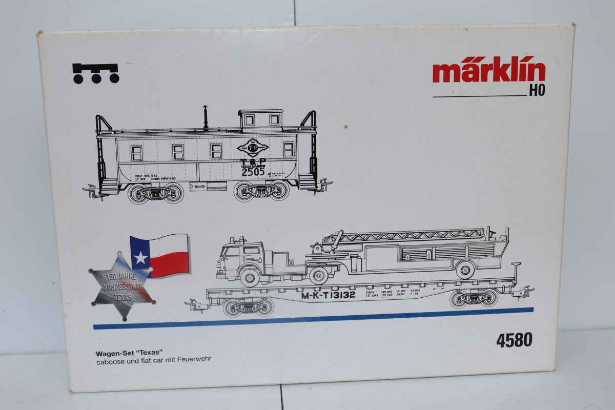 Märklin 4580, “Texas” Car Set consisting of 2 U.S. cars, a caboose, and a flat car with a fire truck, AC, for H0 scale, with original packaging.