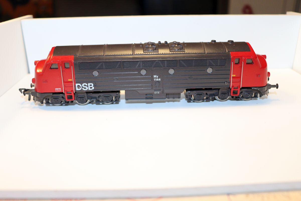 Fleischmann 4273, Amerikanische Diesellok My 1144 der DSB, schwarz/rot, Vollmetall - schwere Ausführung , DC, für Spur H0, siehe Bilder