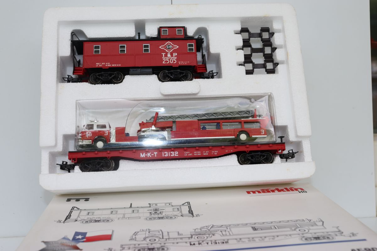 Märklin 4580, “Texas” Car Set consisting of 2 U.S. cars, a caboose, and a flat car with a fire truck, AC, for H0 scale, with original packaging.