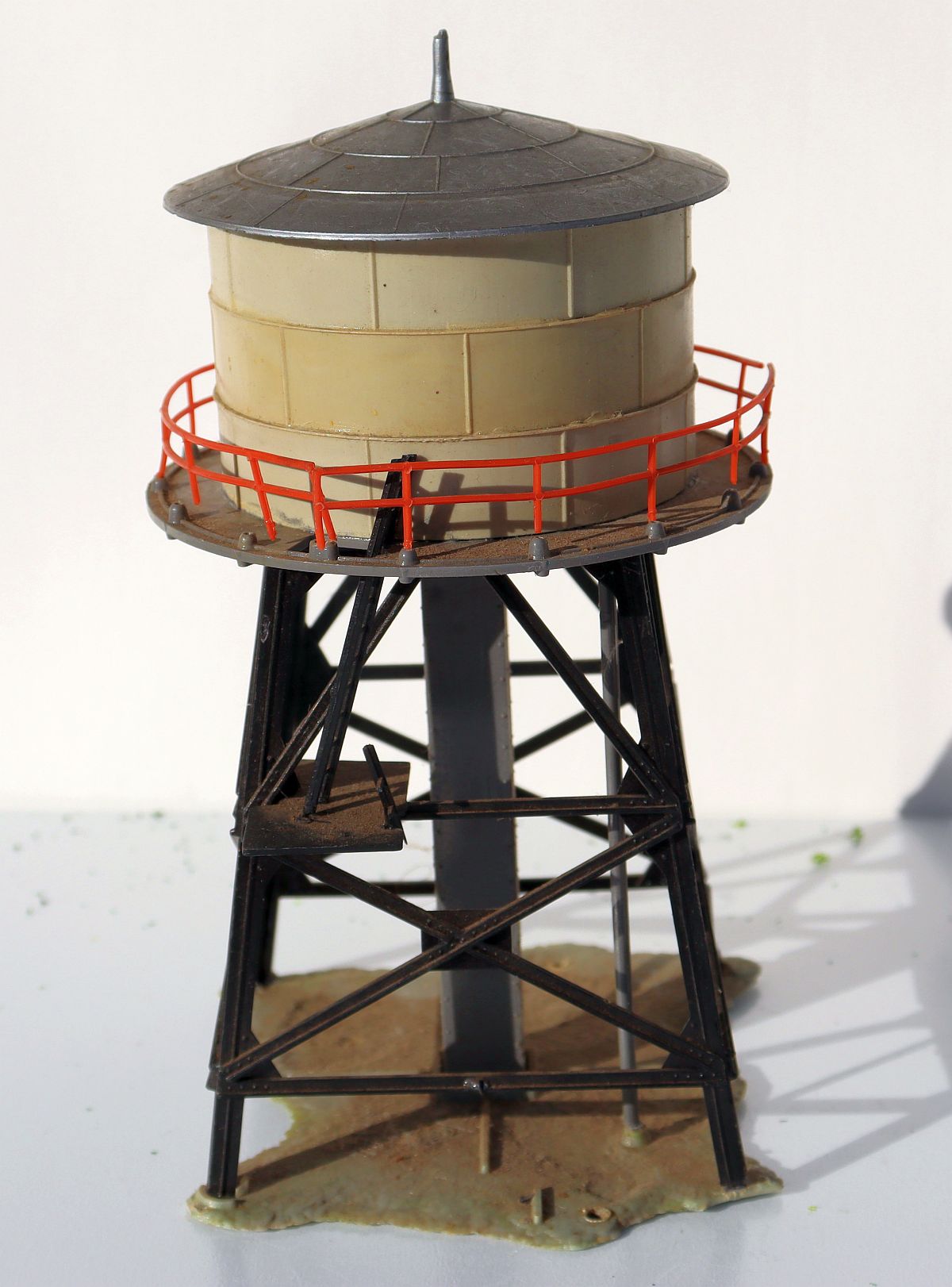Modelling SW19981, water tower, (already assembled from kit), for H0 gauge,