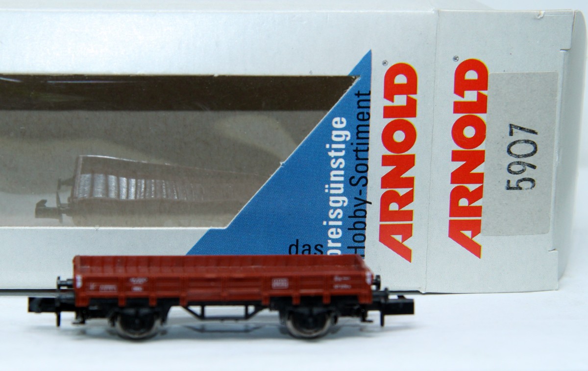 Arnold 5907, Niederbordwagen der DB, Kunststoff-Gehäuse braun, mit Fahrzeugdaten, Epoche III, DC, Spur N, in Originalverpackung