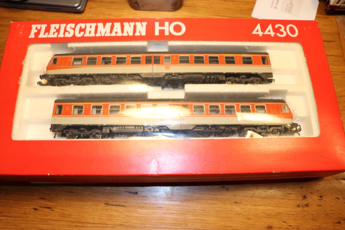 Fleischmann 4430, Diesel-Triebzug BR 614 038-8/614 044-6 der DB, rot/grau
