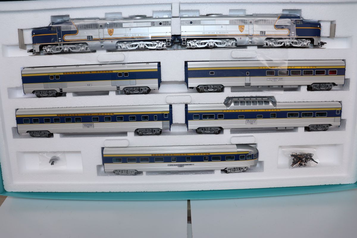 Märklin 26495, Montreal Limited passenger train with 5 cars, mfx Digital, Sound, AC, for H0 scale, with original packaging.