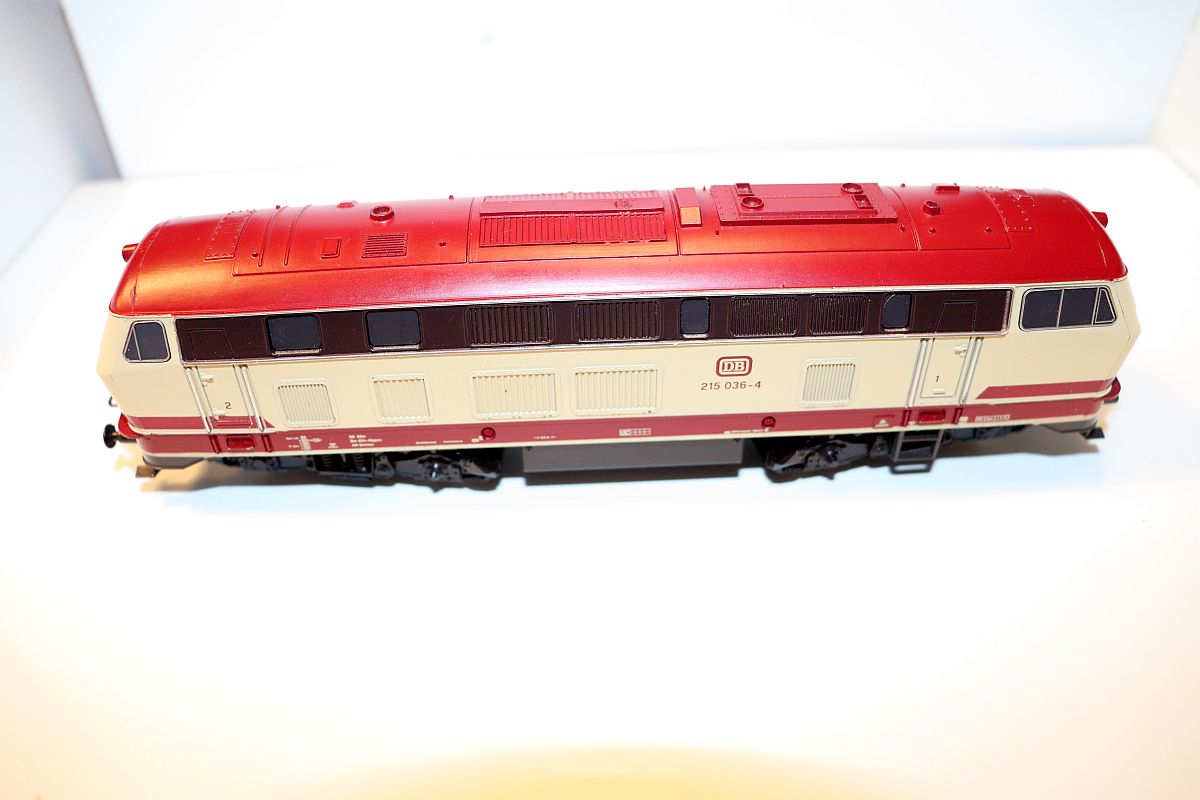 Roco 4151, diesel locomotive BR 215 036-4 of the DB, red/beige, DC, for gauge H0, see pictures,