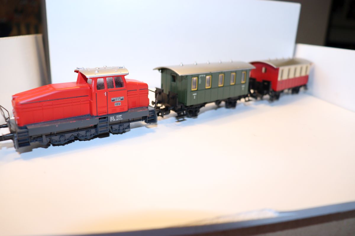 Märklin Train Set 12, “Passenger Train,” Digital Diesel Locomotive, red, with D01 lettering + Märklin 2nd Class Passenger Car, green + Passenger Car, red/beige, 