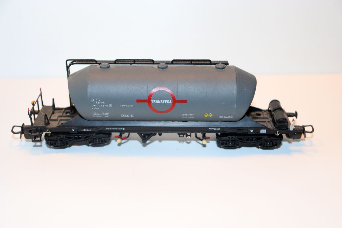 Elektrotrain SW22083, vierachsiger Behälterwagen, grau "Transfesa"