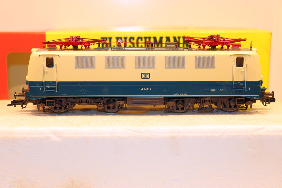 Fleischmann 4328, Electric locomotive BR 141 128-9 of the DB, blue/beige, DC, for gauge H0, 