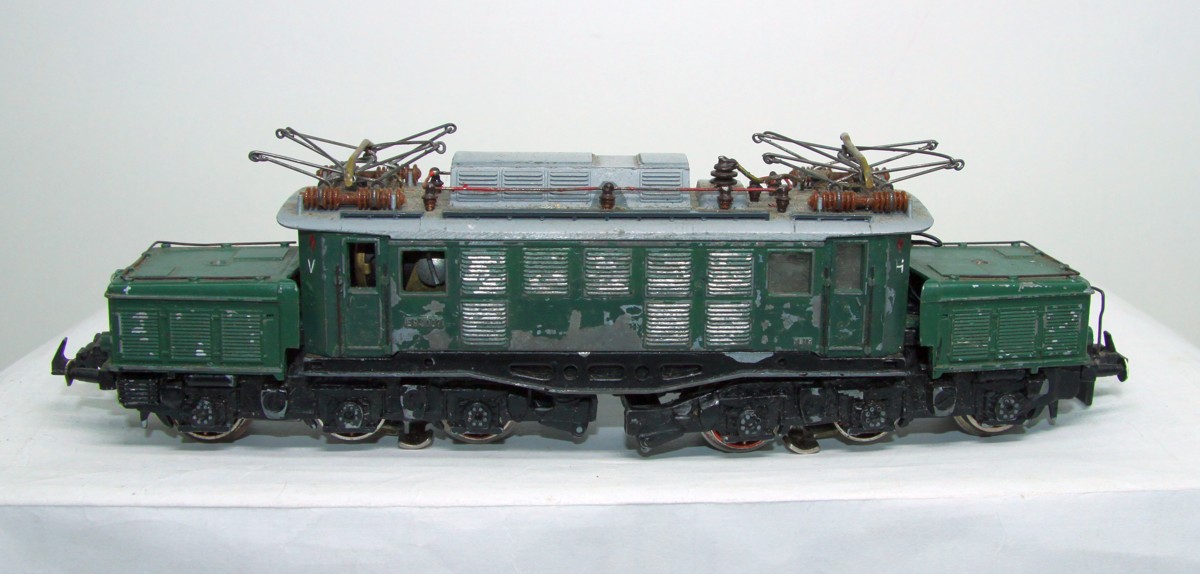 Trix Express E-Lok 94007, deutsches Krokodil (2241), grün, stark bespielt siehe Bilder, lag ca. 40 Jahre im Karton, eine Funktionsprüfung konnte mangels Trafo nicht durchgeführt werden, DC, Spur H0, ohne Originalverpackung