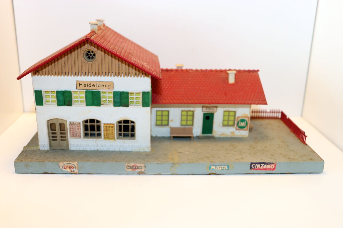 Model SW21687, Heidelberg Station, (already assembled from kit), (already assembled from kit), without original packaging, see pictures. 