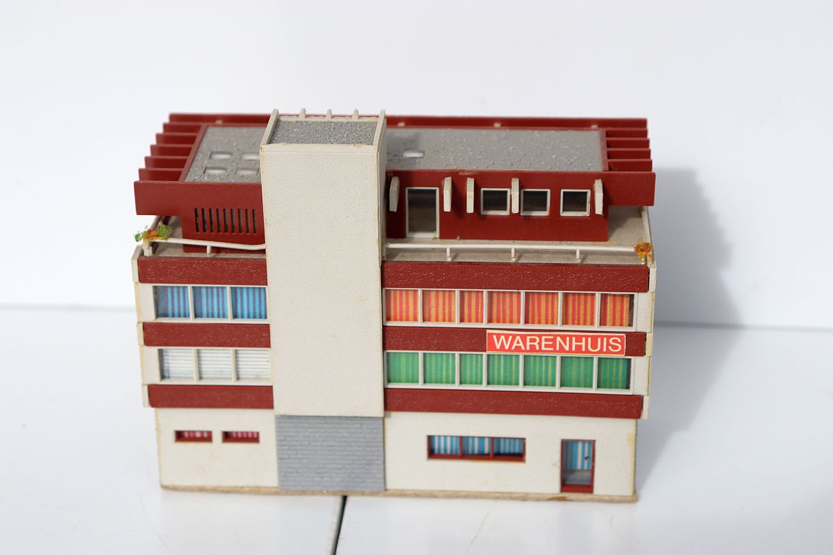 Modelling SW20047, department stores' 70s, gauge H0, (already assembled from kit),