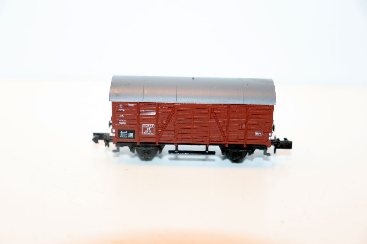 Arnold  SW22250, gedeckter Güterwagen, rotbraun/grau,   "EUROP", DC, für Spur N