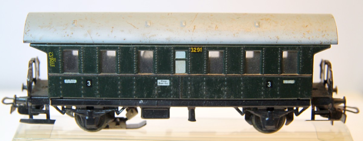 Märklin 4002, sheet metal passenger car, class 2, green,
