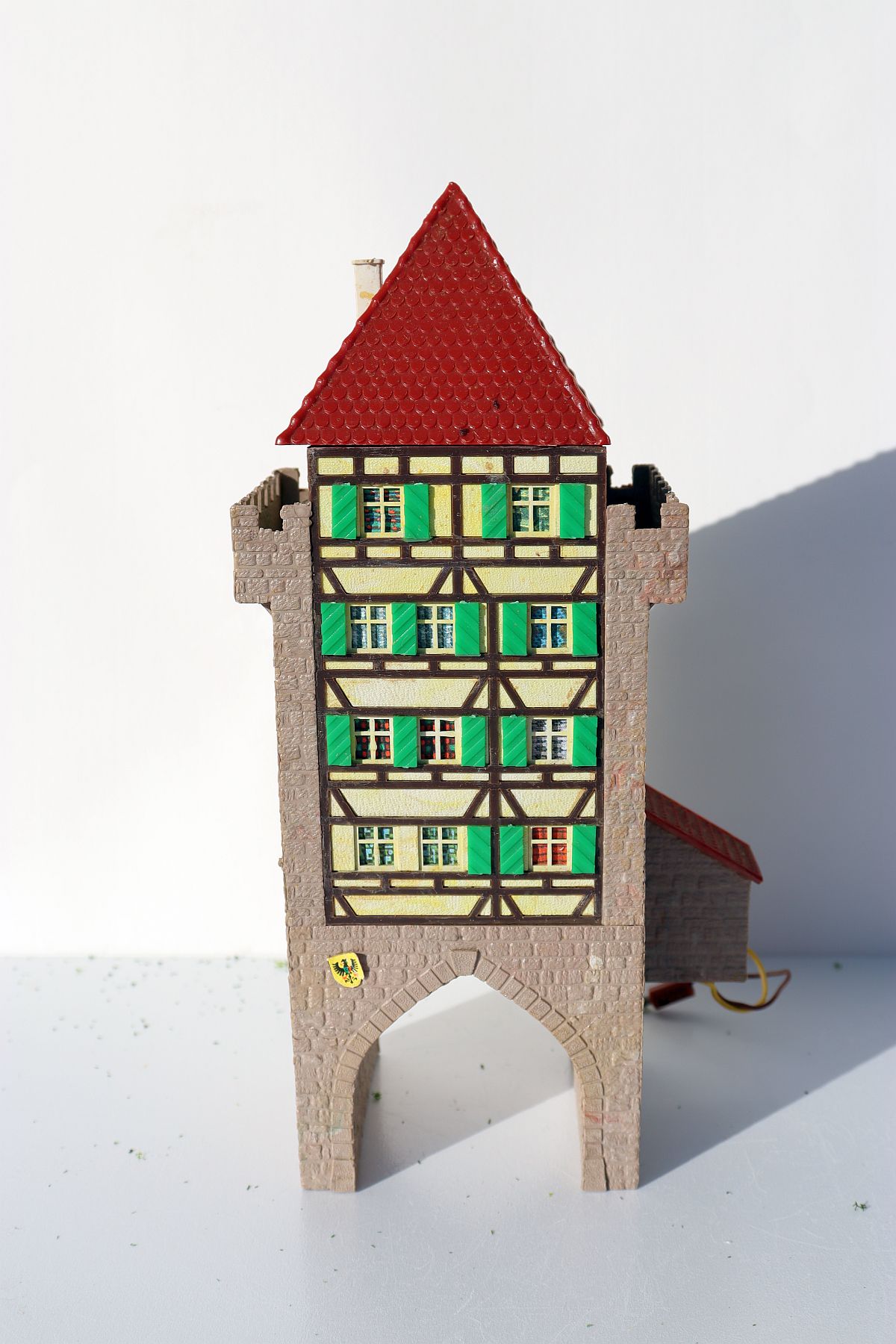 Model building SW19973, castle gate with half-timbered house, (already assembled from kit), for H0 scale,