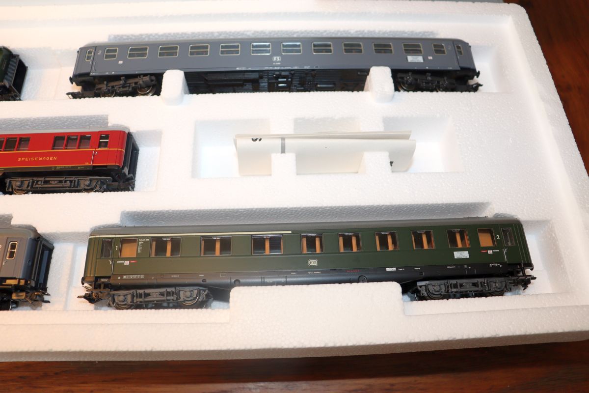 Märklin 42941, modified Riviera Express car set (consisting of 3 express train cars, 1 dining car, and 1 baggage car),