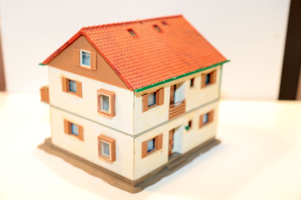 Model building SW20671, two-family house with balcony, (already assembled from kit), for H0 scale,