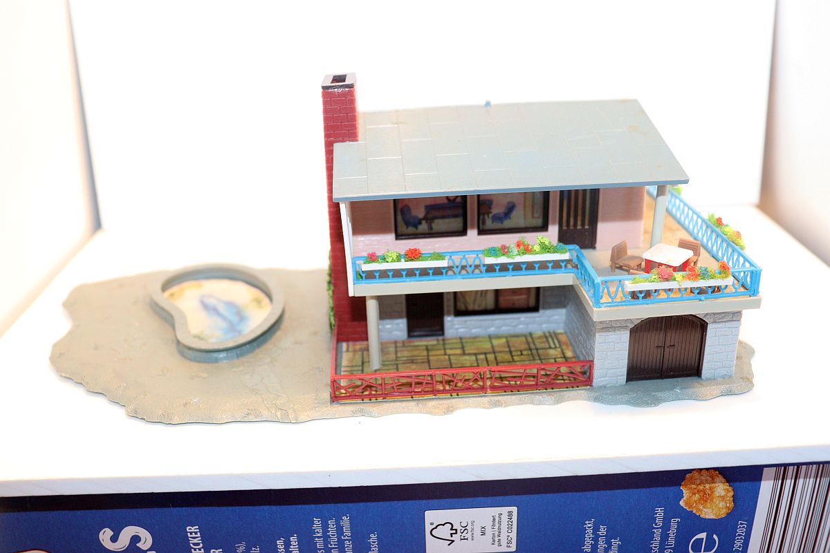 Model building SW20384, commercial building with swimming pool, H0 scale, (already assembled from kit), 