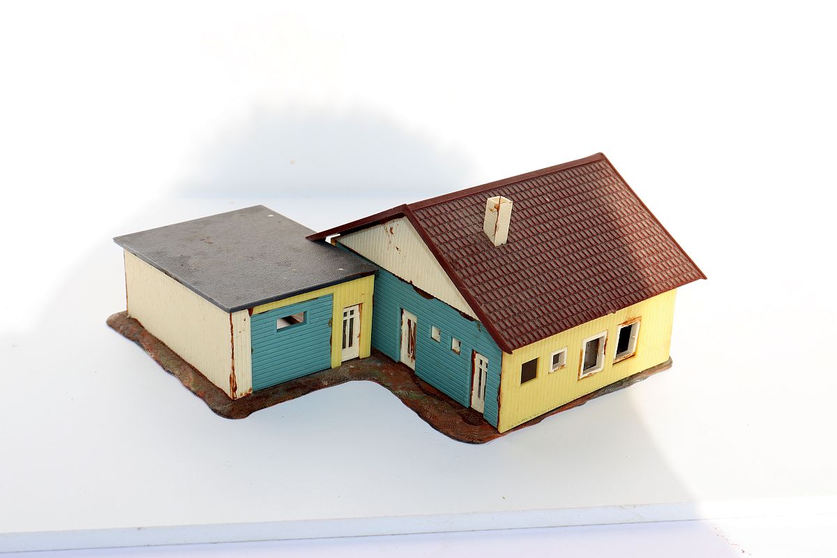 Model SW20028, detached house with garage, H0 gauge, (already assembled from kit), 