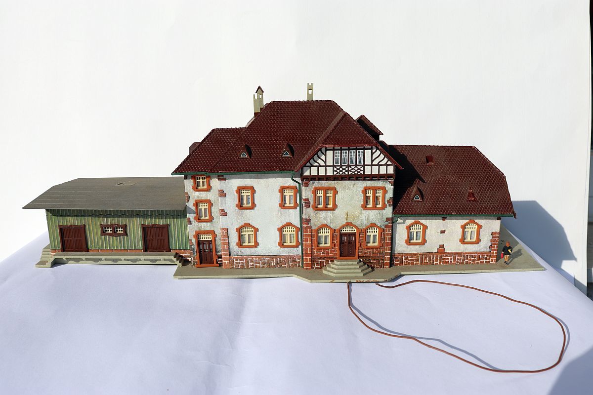 Modellbau SW19970, Faller 1518 Combi-Kit H0 BAHNHOF LENZKIRCH MIT FIGUREN , (already assembled from kit), for gauge H0, 