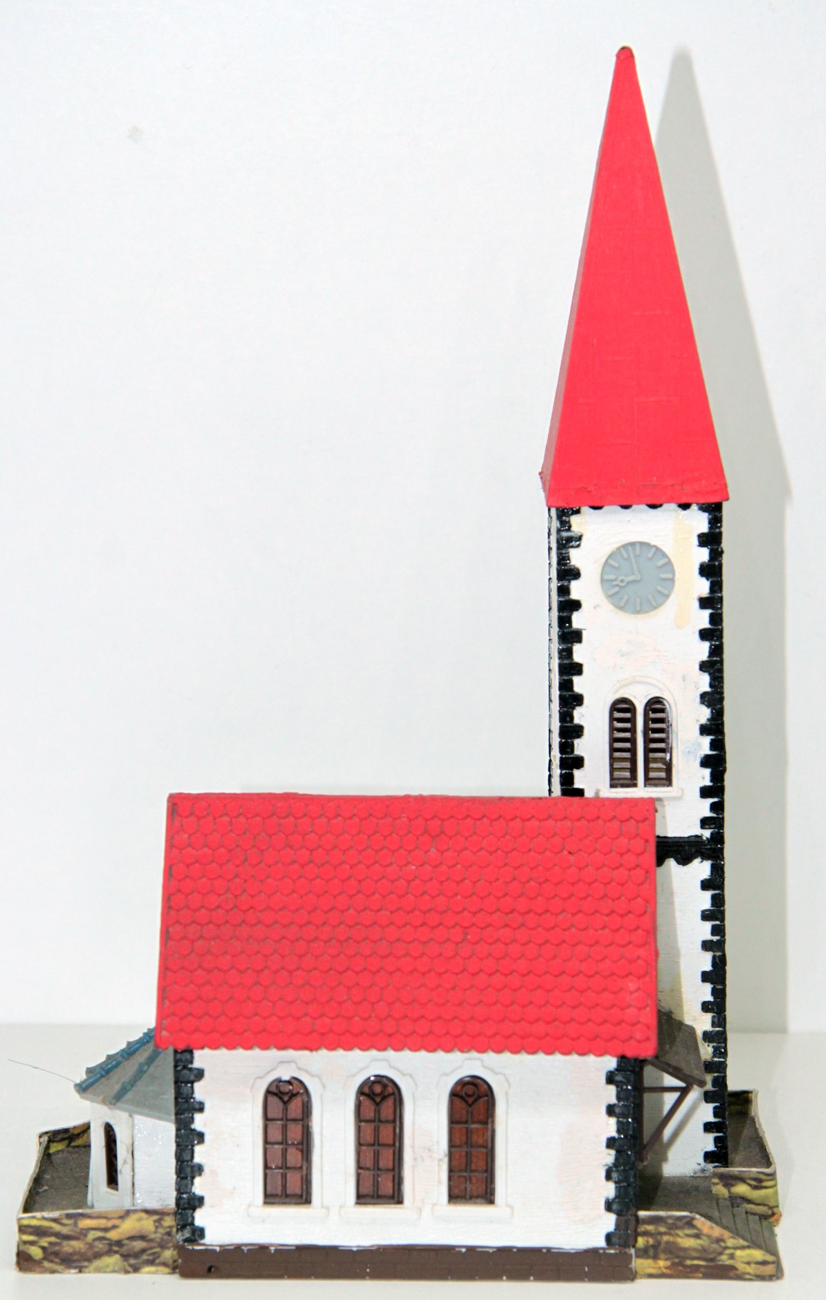 Modellbau Kirche schwarz/weiß (bereits aus Bausatz zusammengebaut), für Spur H0, ohne Originalverpackung, siehe Bilder