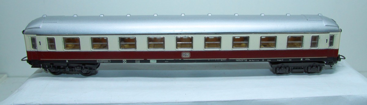 Lima, D-Zugwagen Set, SW 15529, Konvolut aus vier alten D-Zugwagen (3* 1.Klasse DB, 1*DSG Schlafwagen), DC, Spur H0, ohne Originalverpackung. Die Wagen kommen von einer Anlage, siehe Bilder