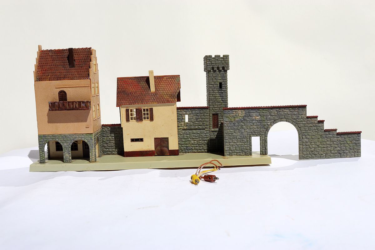 Model building SW19964, Faller 92301 N scale, town wall with integrated defence tower and old town, (already assembled from kit),