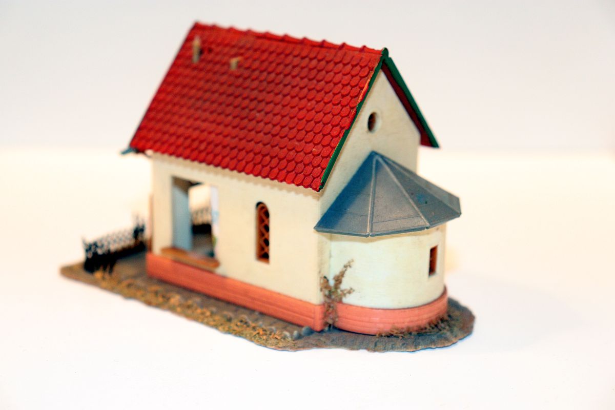 Modellbau SW20665, small chapel (already assembled from kit), for H0 scale