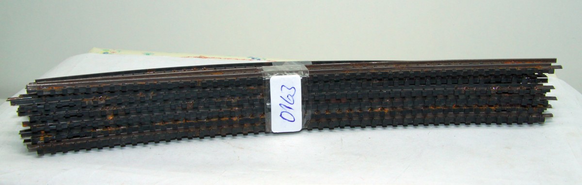Arnold 0163, gebogenes Gleis Radius 430 mm, 30°, AC, Spur N, ohne Originalverpackung, Teilweise stammen die Gleise aus einem Anlagen Rückbau. Einige Schwellen können defekt oder mit Farbresten behaftet sein. Die Gleise wurden einer Reinigung unterzogen. D