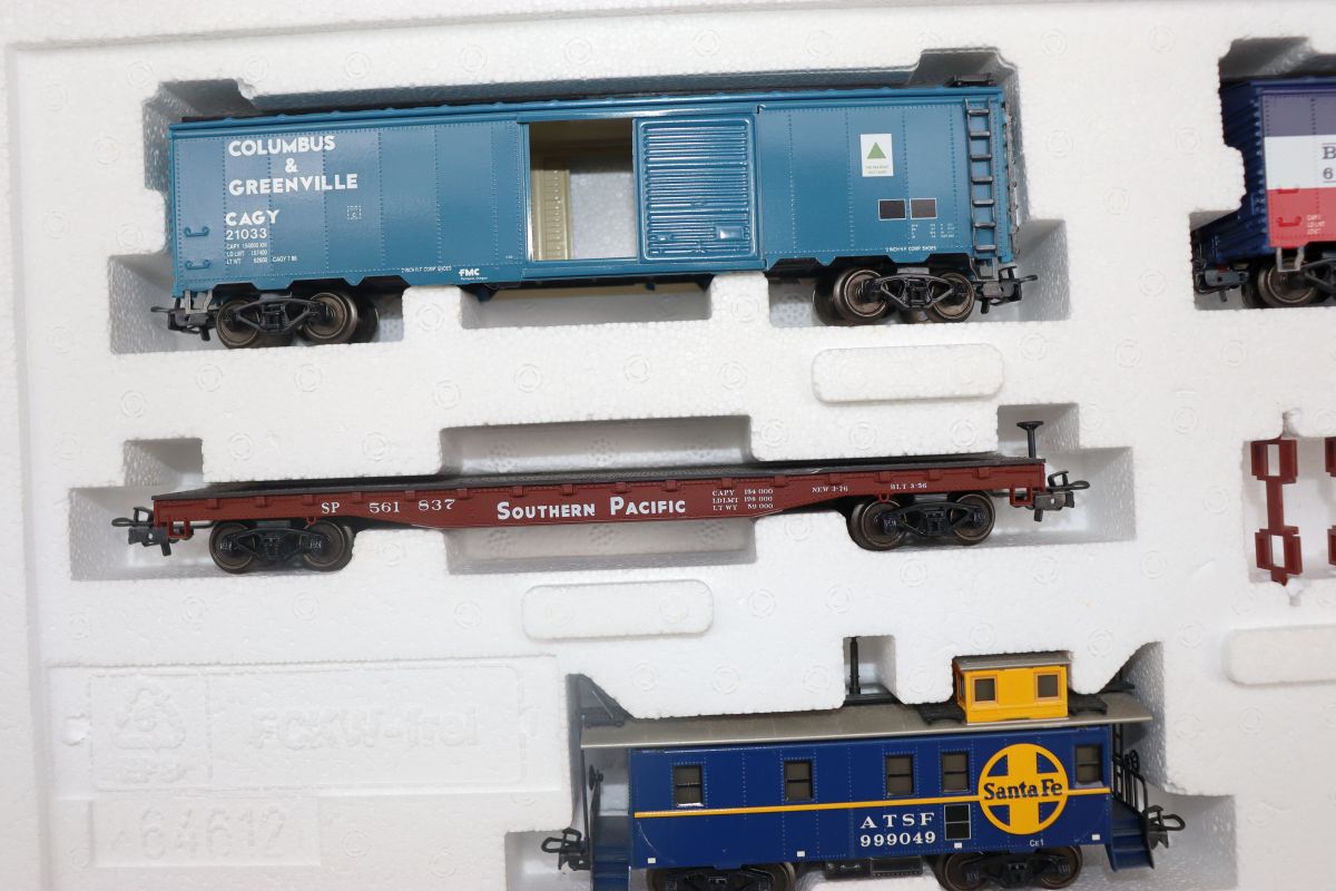 Märklin 4863, USA Freight Car Set I, consisting of 5 cars: 2 boxcars, 1 gondola, 1 flat car with a U.S. truck, and 1 caboose, 