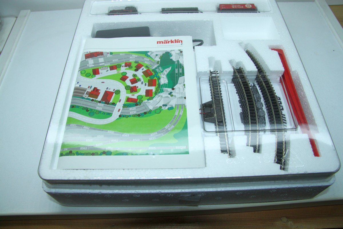 Märklin 81569, Startpackung 230 Volt, Güterzug mit Gleisoval und entsprechender Stromversorgung, Spur Z