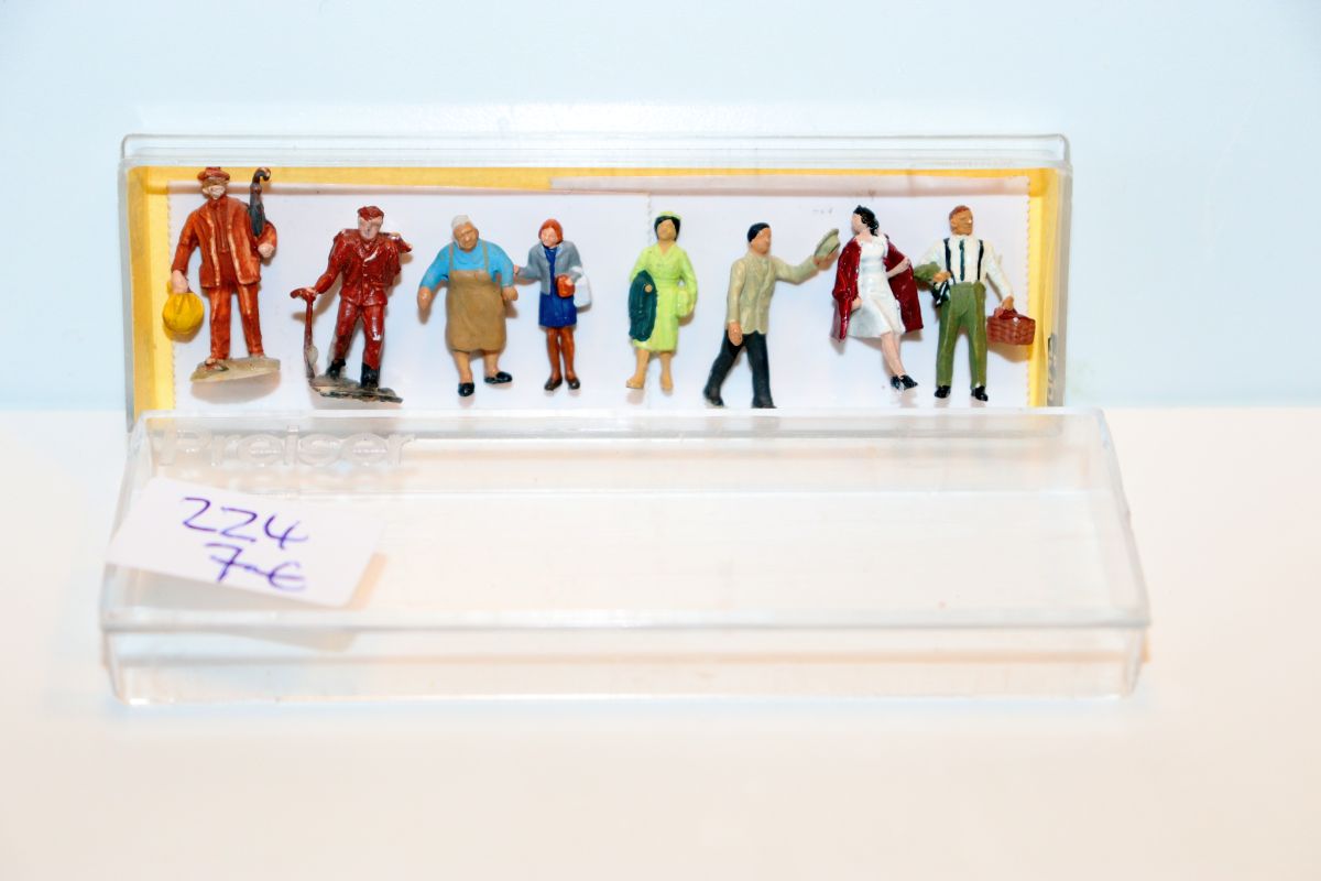 Model Figure Set No. 224, various characters, 8 pieces for H0 scale, in replacement packaging