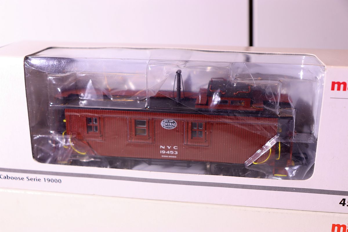Märklin 45703, Güterzugbegleitwagen Caboose Serie 19000 der New York Central System, rotbraun