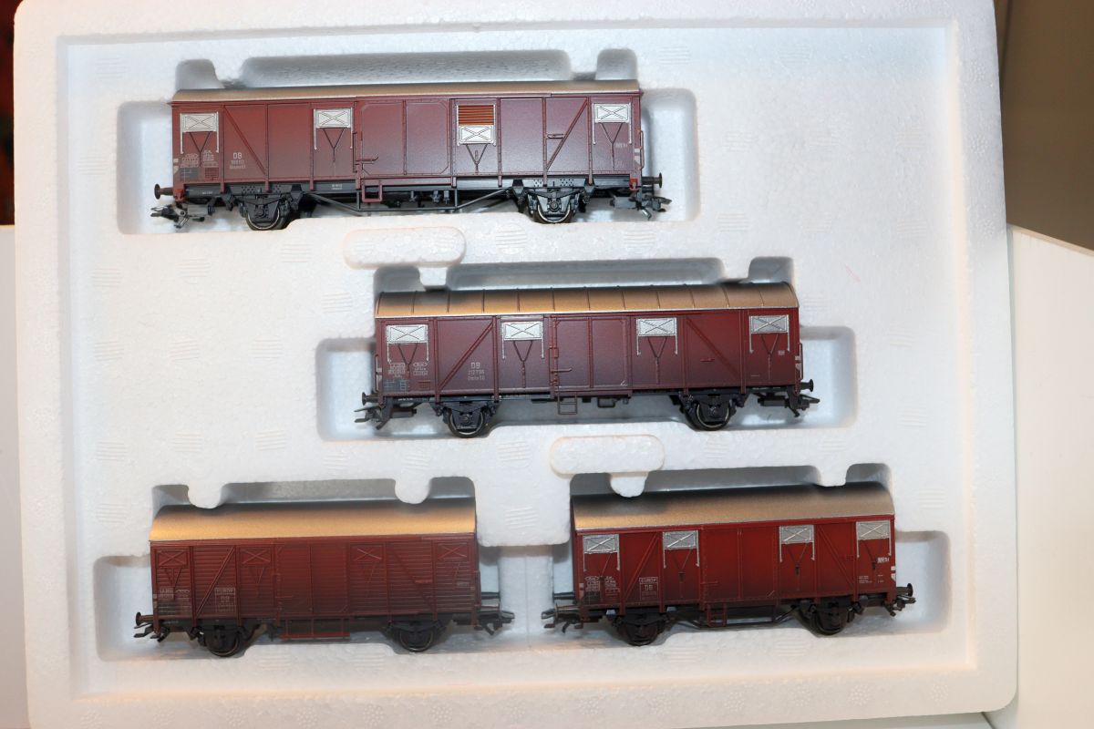 Märklin 46273, 4-car set of covered freight cars, AC, for H0 scale, with original packaging.