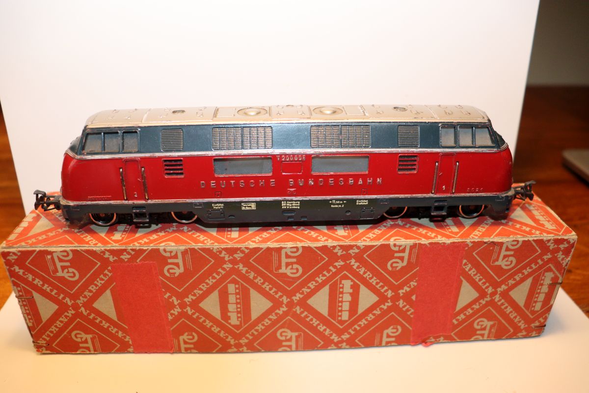 Märklin 3021.1, DB Class V 200 diesel locomotive, red/blue-gray, raised lettering “V200006,” openwork lower vents, manufactured in 1957, with very old original packaging, AC, H0 scale