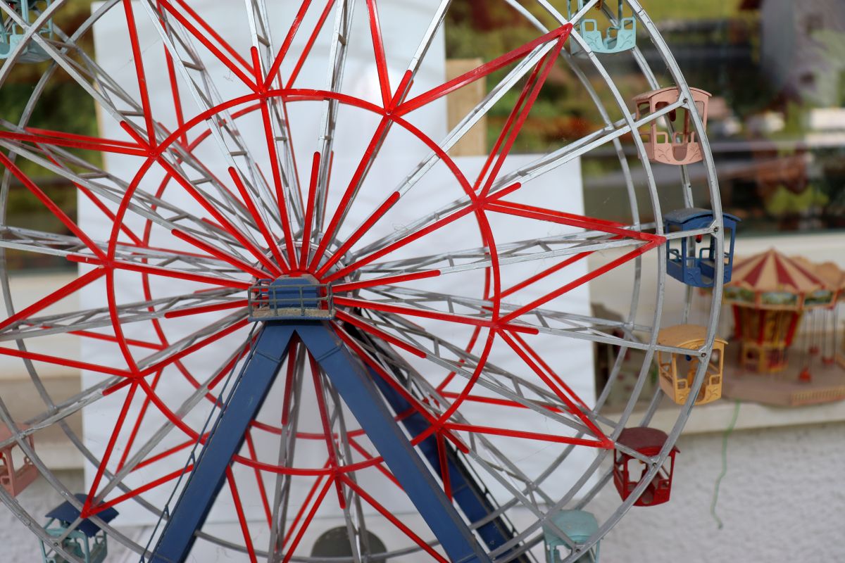 Model kit SW21972, Faller Fairground set consisting of 4 illuminated booths, 1 motorized chain carousel, 1 illuminated and motorized Ferris wheel, for H0 scale,