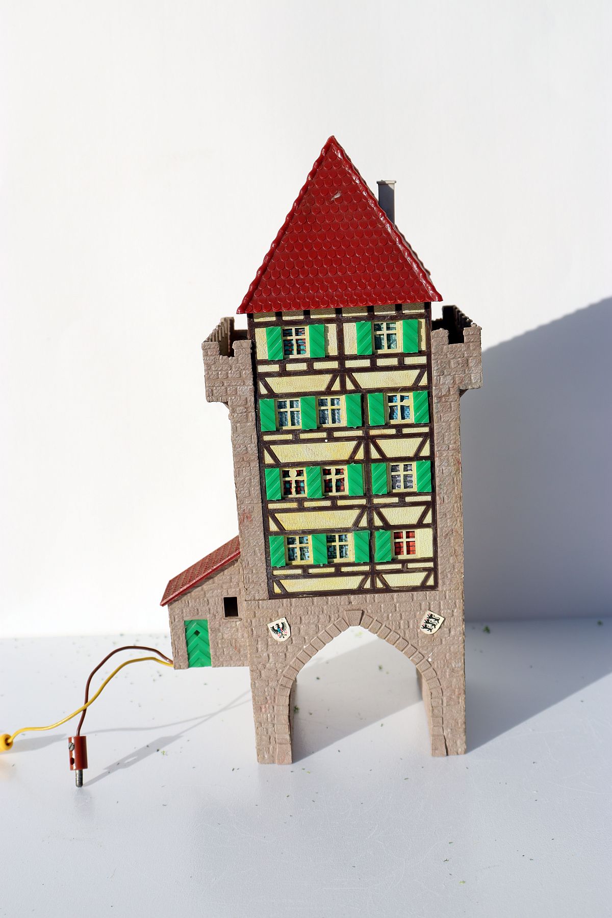 Model building SW19973, castle gate with half-timbered house, (already assembled from kit), for H0 scale,
