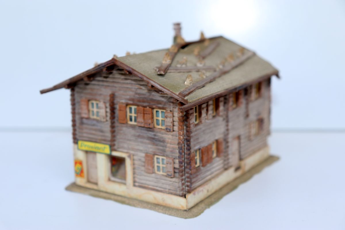 Model kit, SW21957, for H0 scale, two-story mountain lodge with a general store 