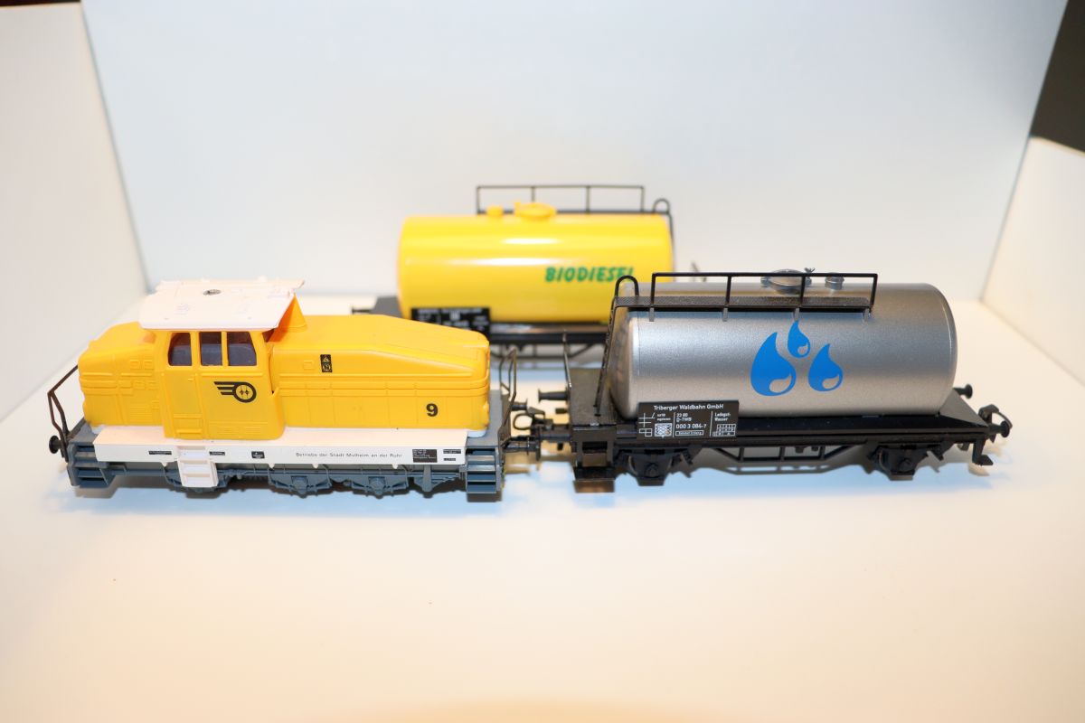 Märklin Train Set 14, “Gasoline Transport,” Digital Diesel Locomotive, yellow, with 2 tank cars, labeled BIODIESEL, yellow and tank cars silver,