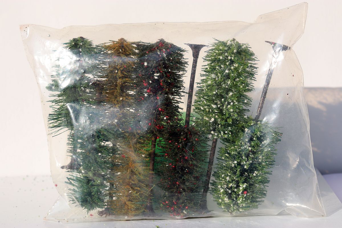 Unknown, 8 various trees approx. 12cm high, dark green, for H0 scale.  The trees are sold in a bag