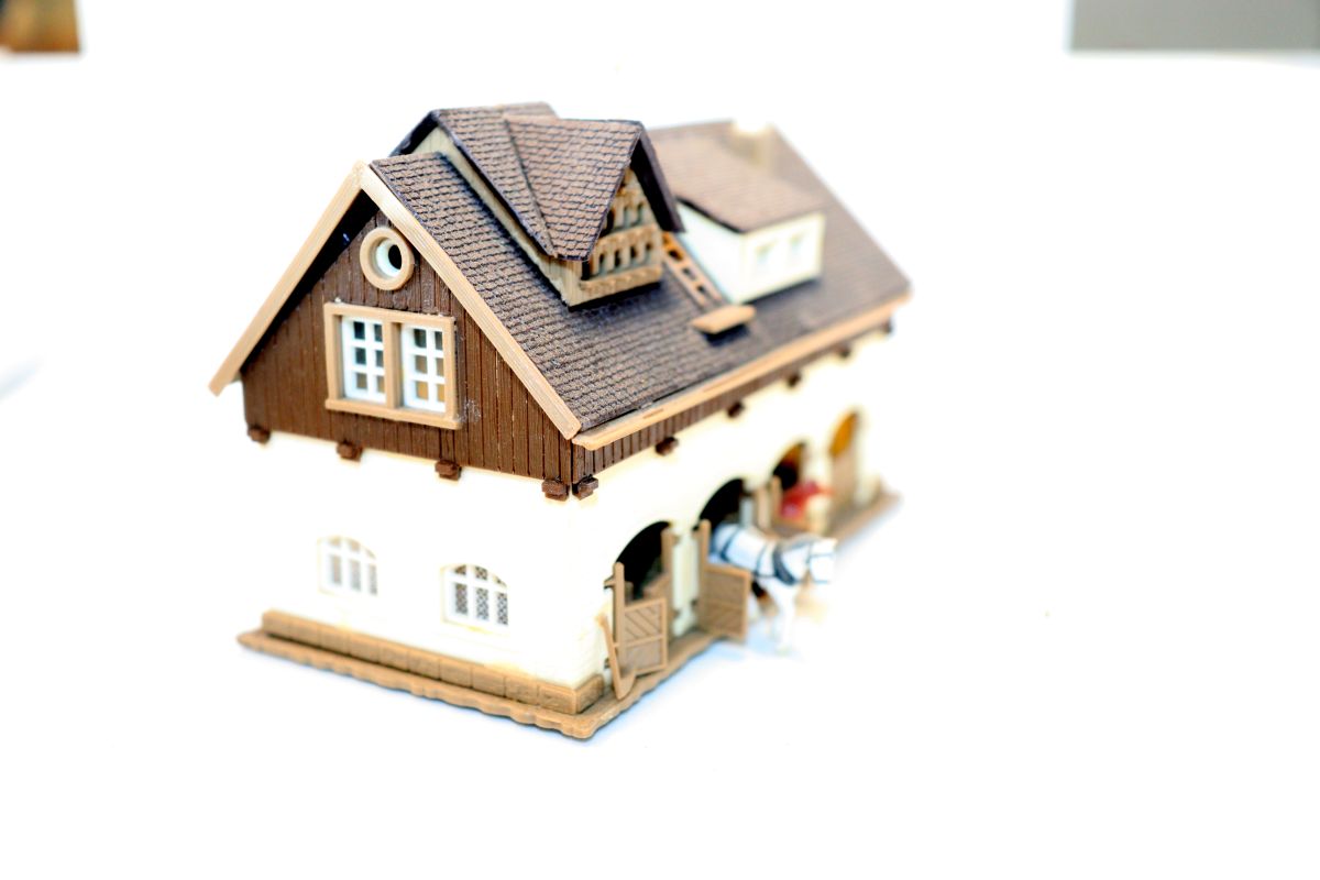 Model building SW21151, riding stable with apartment (already assembled from a kit, the item comes from a dismantled layout), for N gauge,
