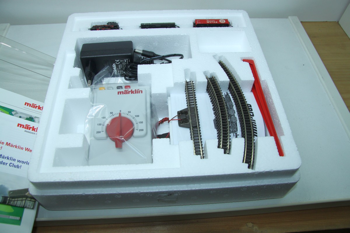 Märklin 81569, Startpackung 230 Volt, Güterzug mit Gleisoval und entsprechender Stromversorgung, Spur Z