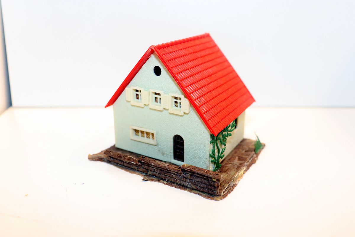 Model SW20037, small detached house, gauge H0,(already assembled from kit), 