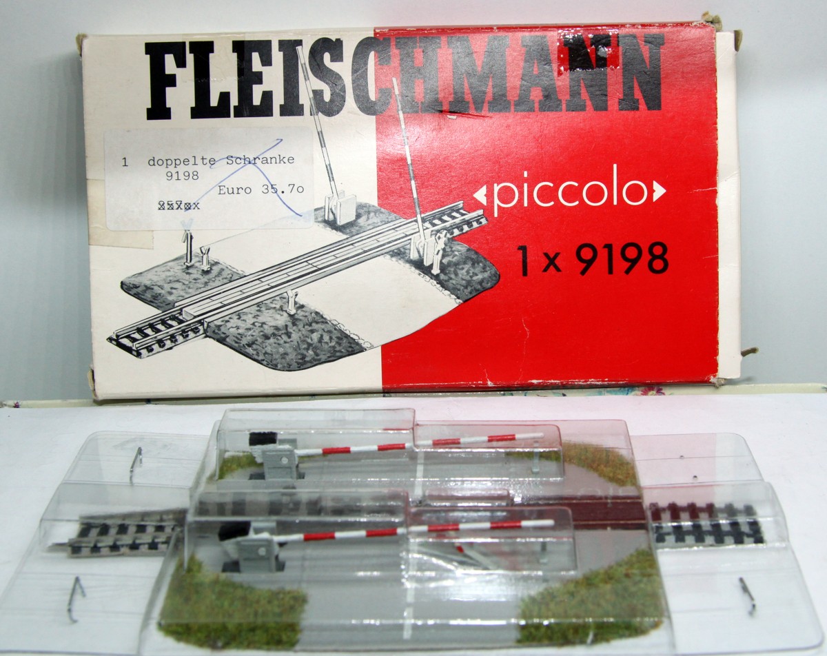 Fleischmann piccolo 9198, beschrankter Bahnübergang,