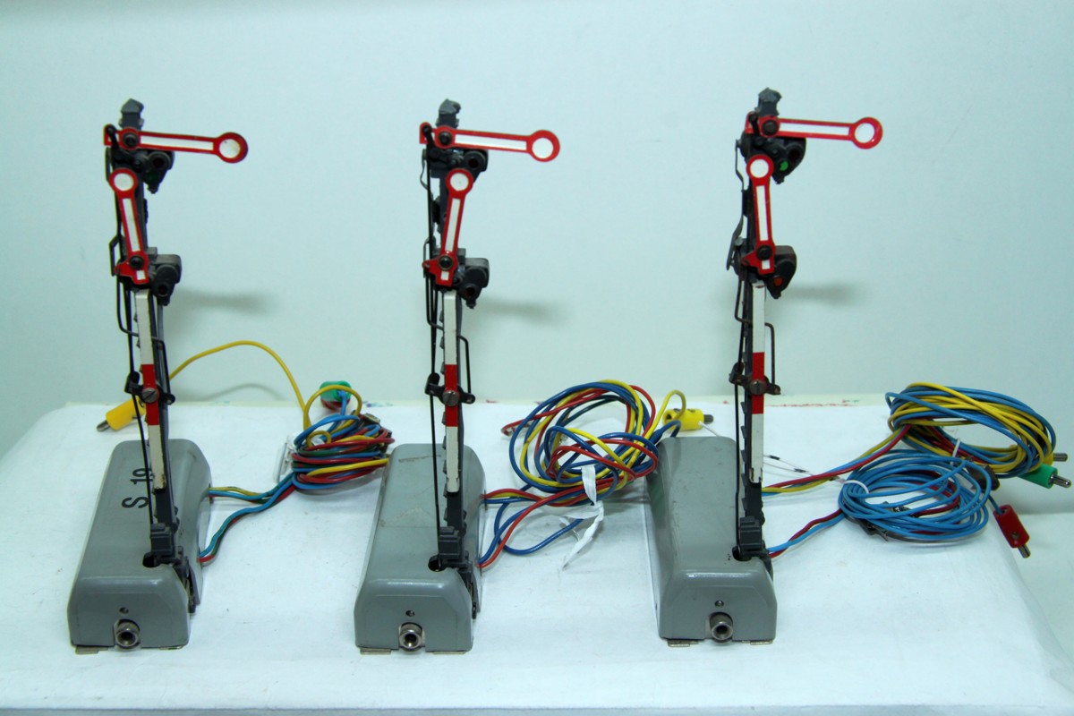 Märklin 7040, wing main signal with 2 coupled wings for HO scale,