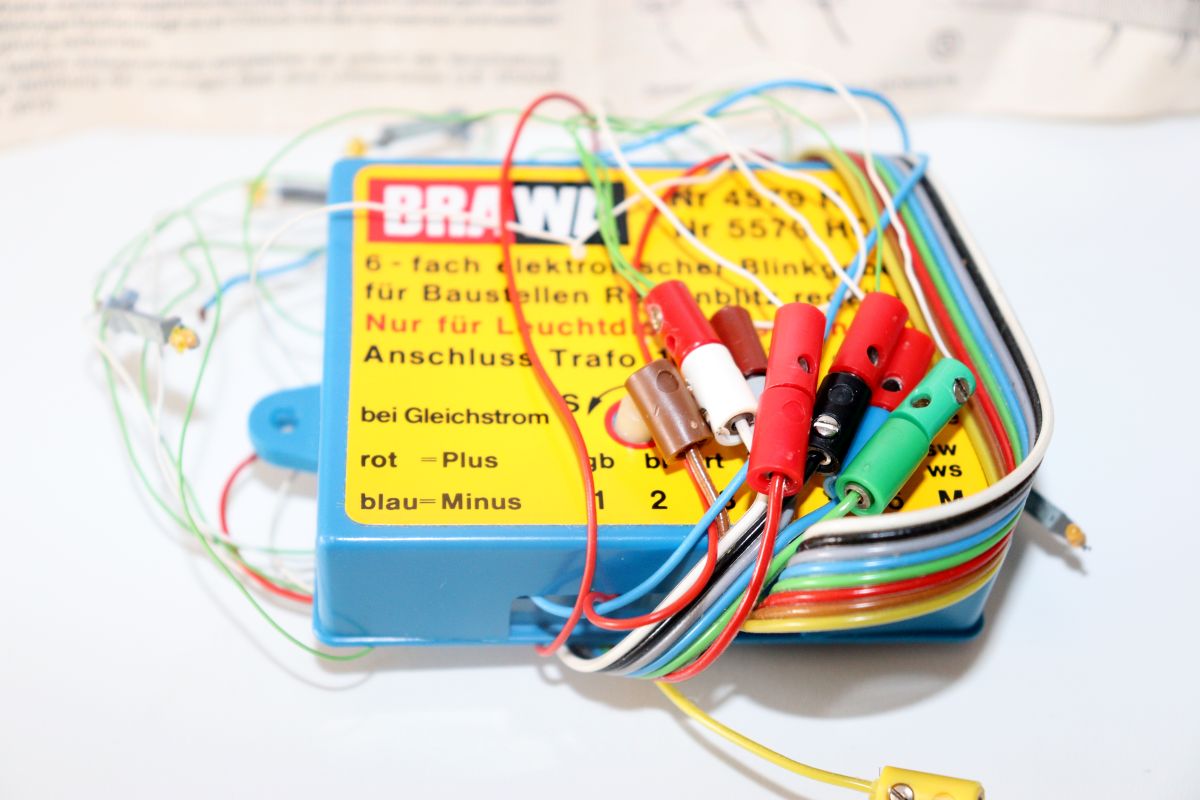 Brawa 5579, Blinkgeber für Baustellen,  Reihenblitz 6-fach elektronisch inklusive Anleitung  und  vier Baustellenleuchten