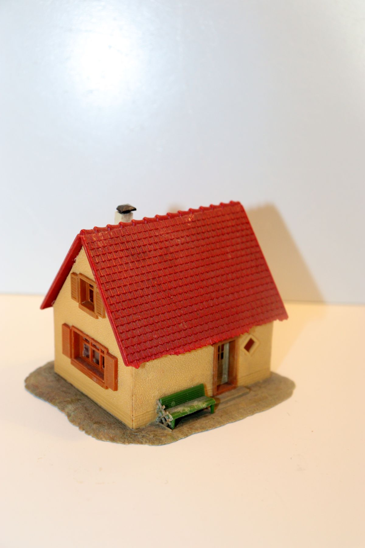 Model SW21667, residential building (already assembled from kit, item comes from a dismantled layout), for H0 gauge,